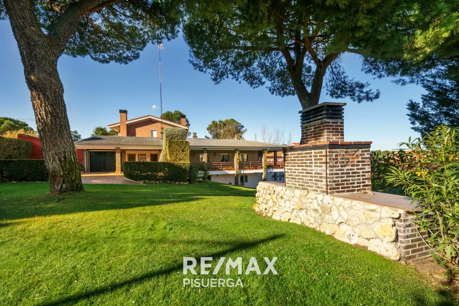 Vista exterior de Casa o xalet en venda en Tudela de Duero amb Calefacció, Jardí privat i Terrassa
