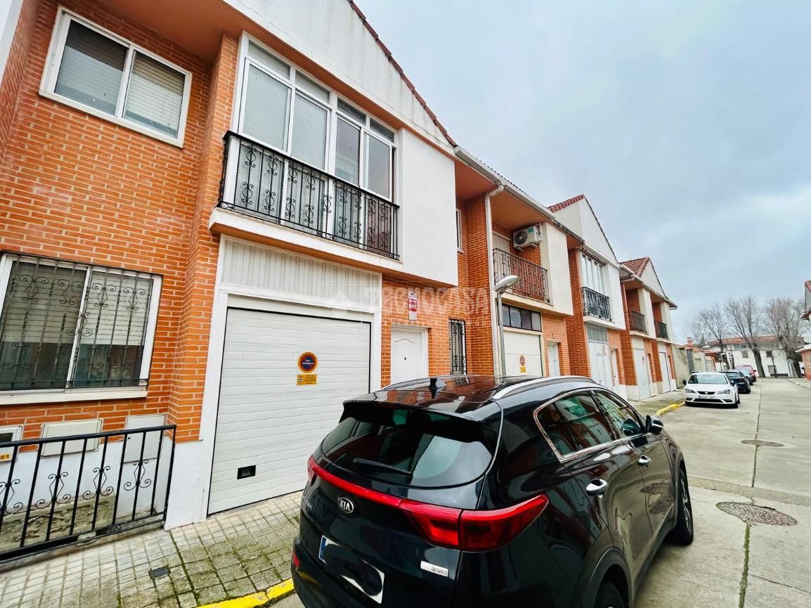 Vista exterior de Casa adosada en venta en Aldeamayor de San Martín con Calefacción