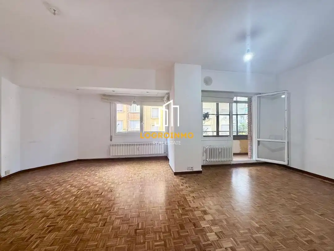 Sala d'estar de Pis en venda en  Logroño amb Calefacció, Traster i Balcó