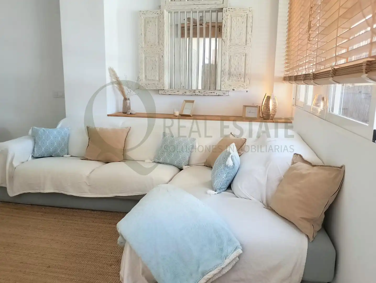 Wohnzimmer von Erdgeschoss zur Miete in El Campello mit Klimaanlage, Privatgarten und Möbliert