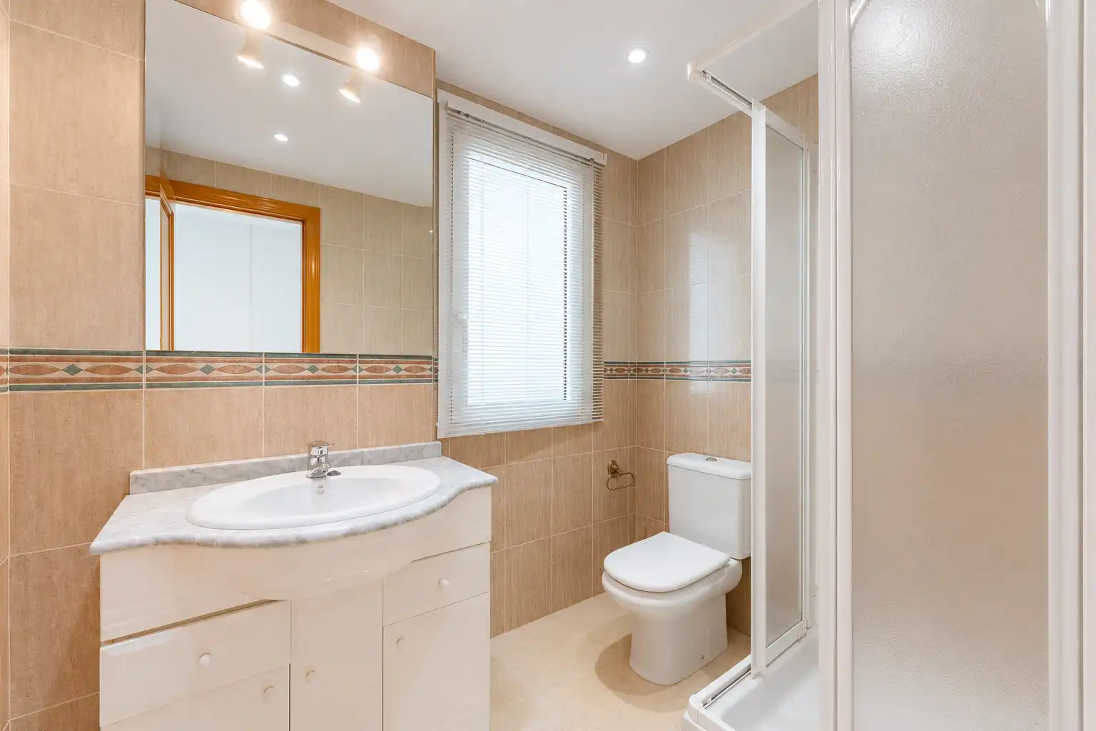Bathroom of Flat for sale in Marbella  with Air Conditioner, Heating and Terrace