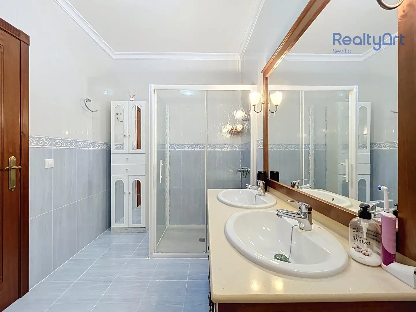 Bathroom of Houses for sale in Tomares  with Air Conditioner, Heating and Private garden