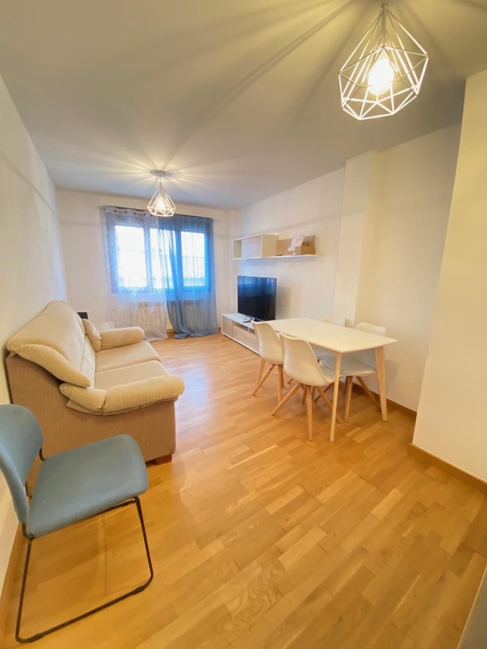 Sala d'estar de Pis de lloguer en Valverde del Majano amb Calefacció i Moblat