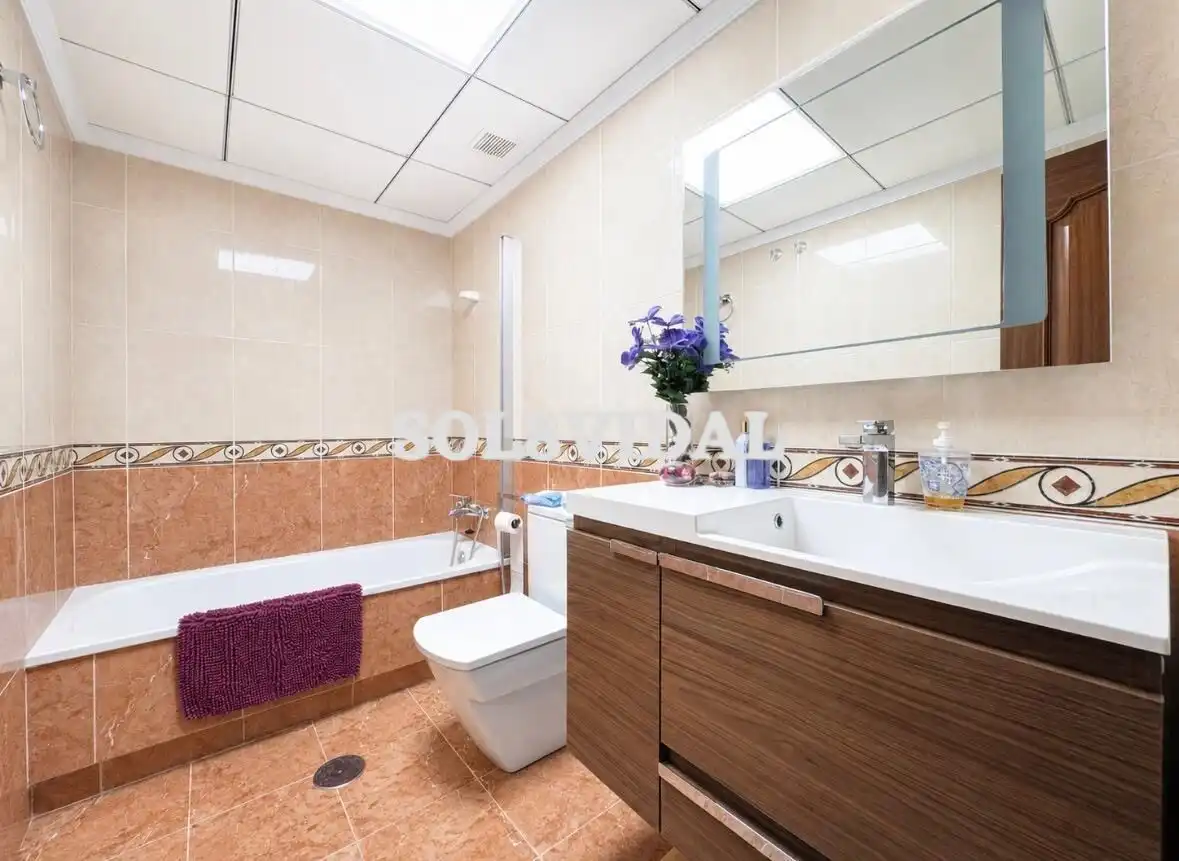 Baño de Piso de alquiler en Orihuela con Aire acondicionado, Calefacción y Amueblado