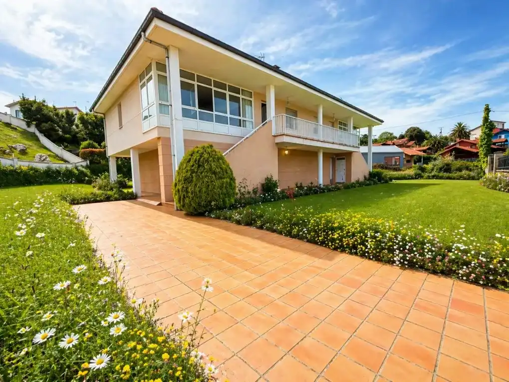 Vista exterior de Casa o xalet en venda en Llanes amb Calefacció, Jardí privat i Terrassa