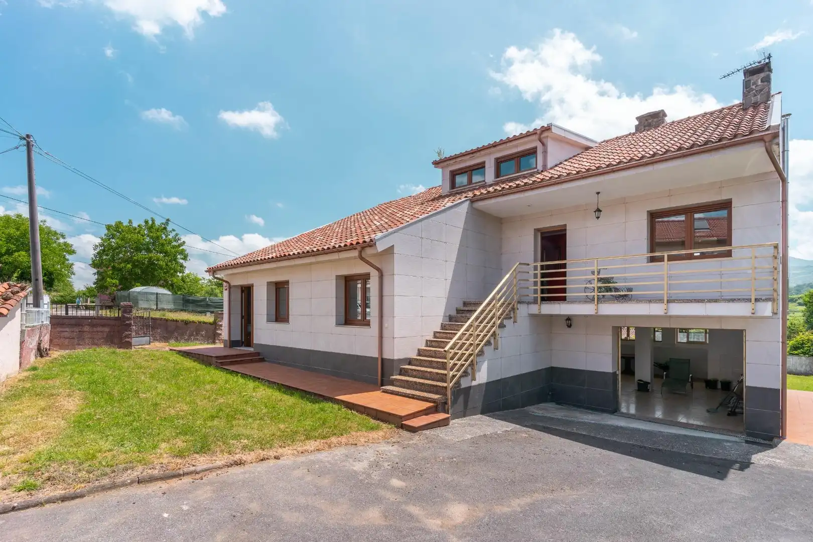 Vista exterior de Casa o xalet en venda en Bimenes amb Calefacció, Jardí privat i Terrassa