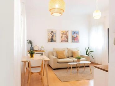 Flat with lift to rent in Calle de Cortes de Aragón 43
