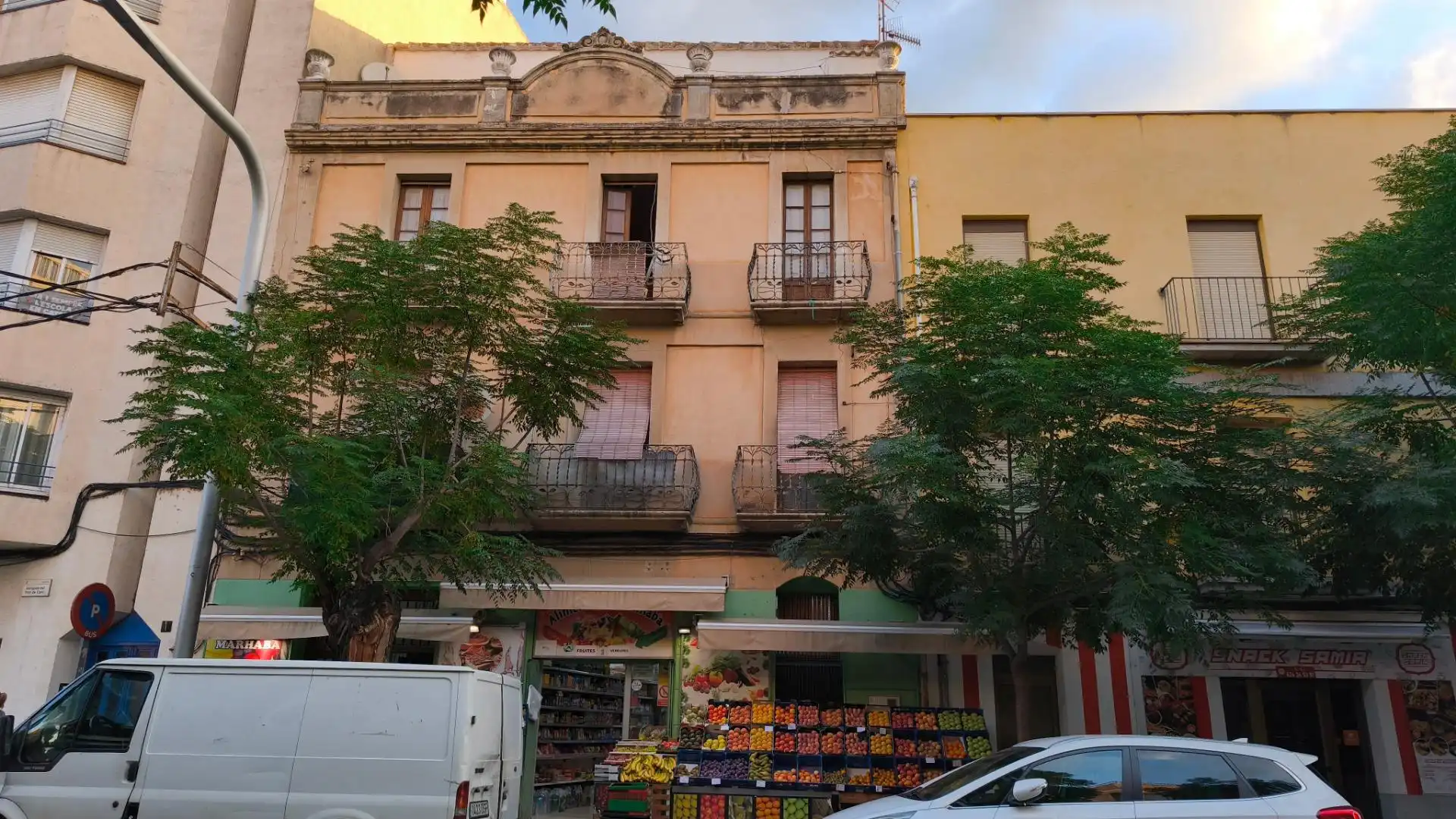 Vista exterior de Edifici en venda en Roquetes