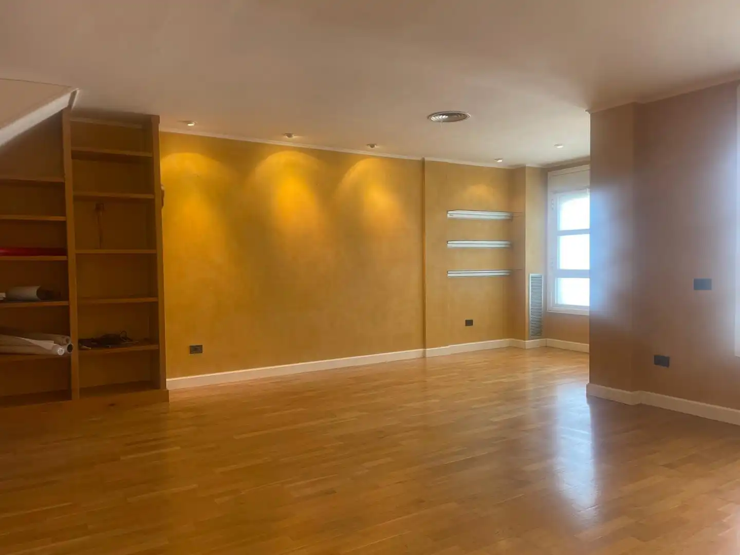 Living room of Attic for rent in Zaragoza  with Air Conditioner, Heating and Parquet flooring