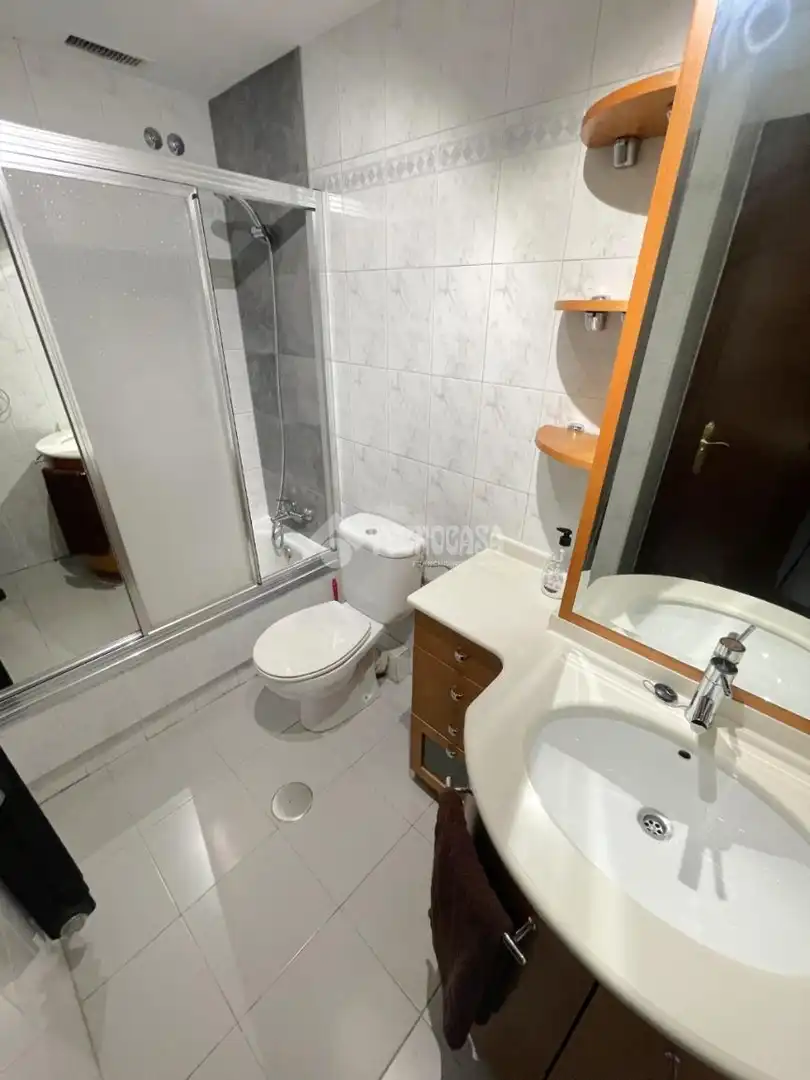 Bathroom of Flat for sale in Madrid  with Air Conditioner, Heating and Parquet flooring