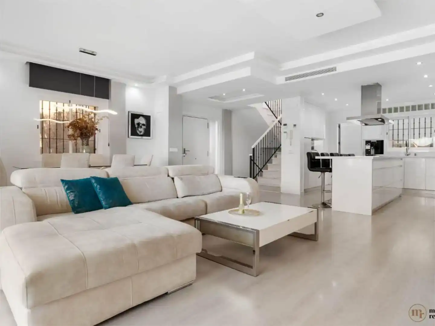 Sala d'estar de Casa adosada en venda en Marbella amb Aire condicionat, Piscina i Balcó