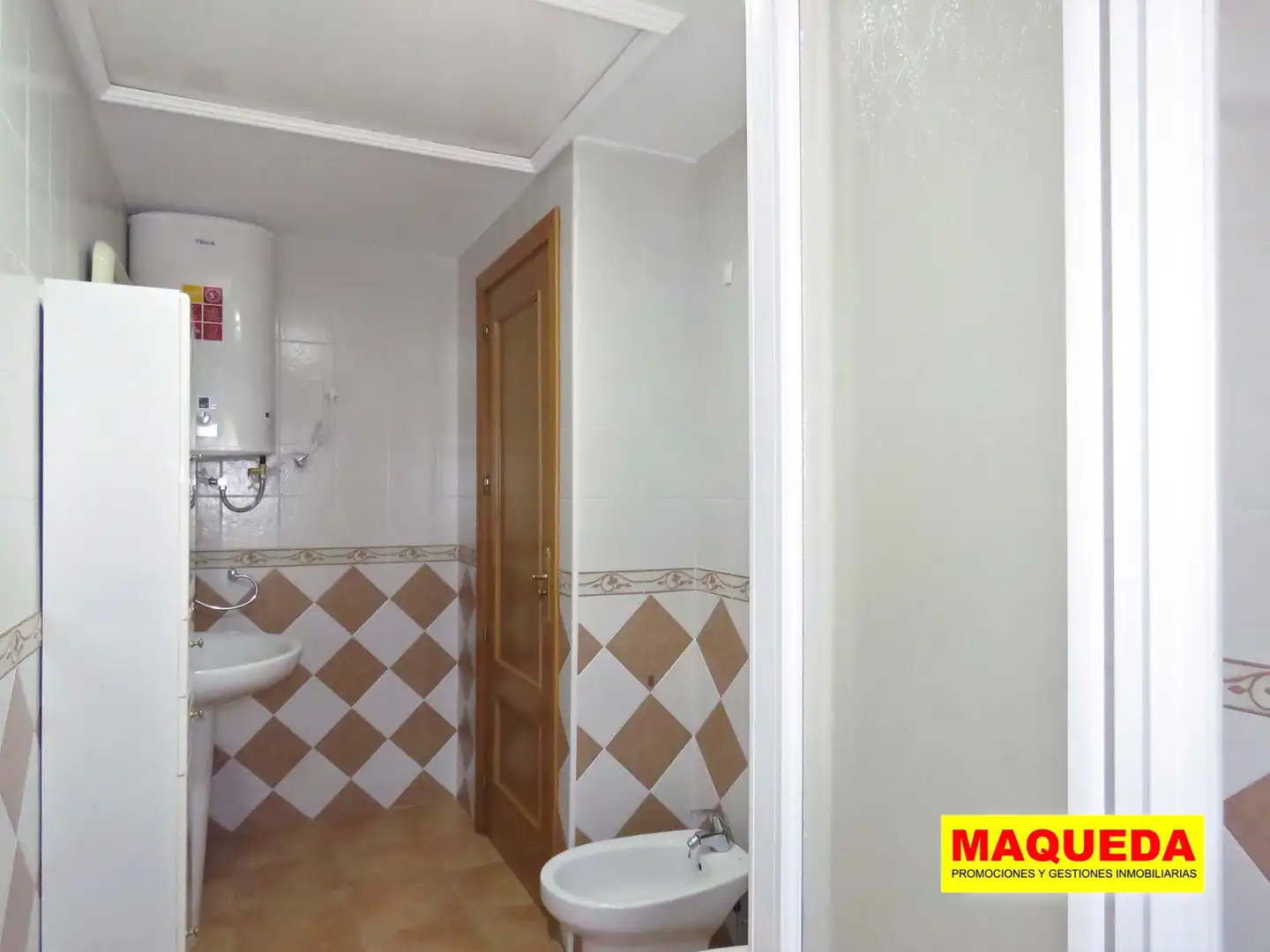 Bathroom of Apartments for rent in Casarrubios del Monte  with Air Conditioner, Heating and Terrace