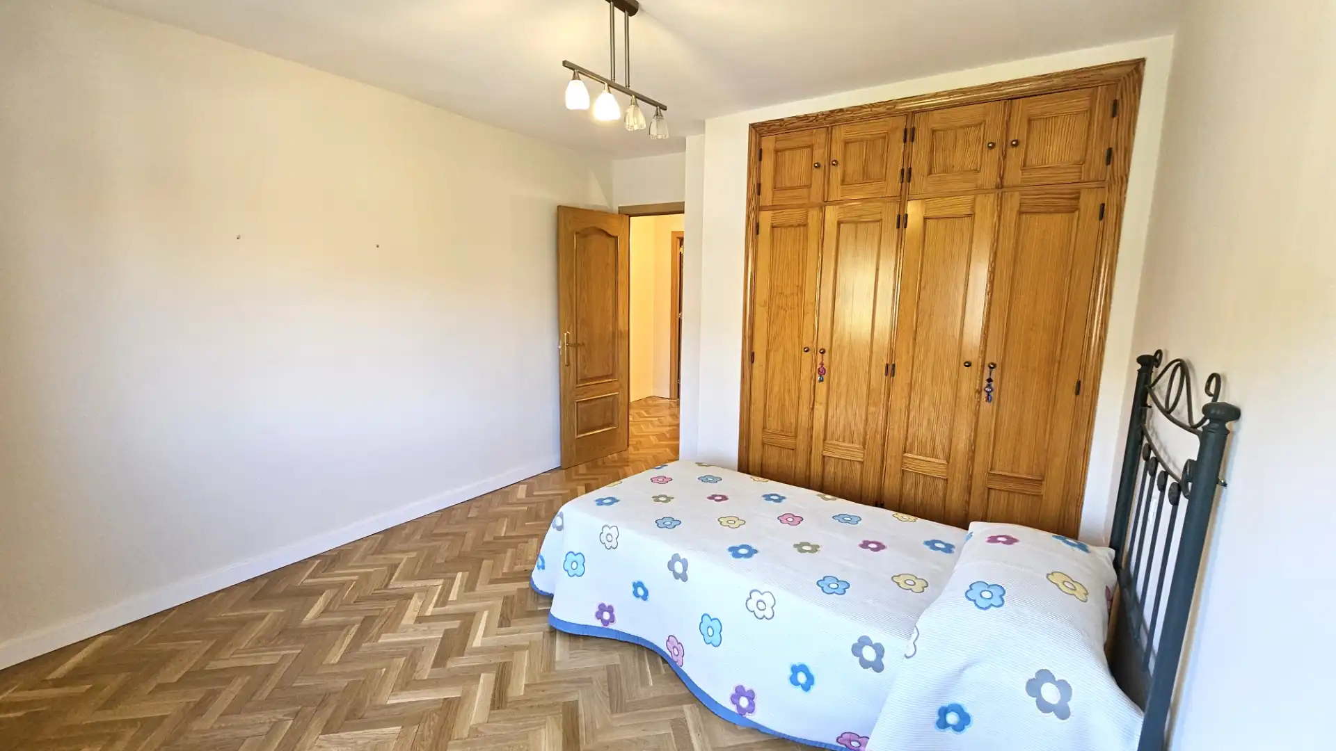Dormitori de Casa adosada en venda en Las Rozas de Madrid amb Calefacció, Jardí privat i Parquet