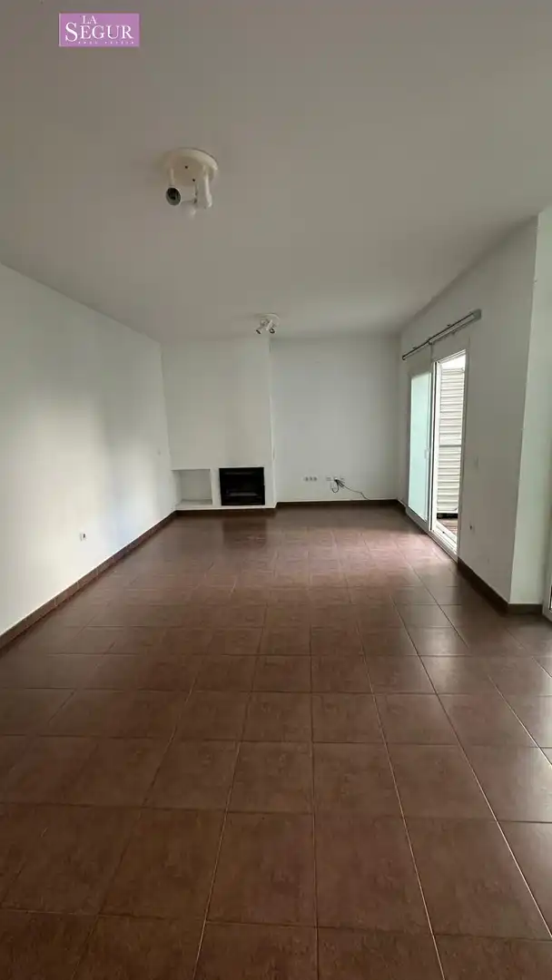Sala d'estar de Casa adosada en venda en Conil de la Frontera amb Jardí privat, Terrassa i Piscina comunitària