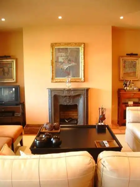 Wohnzimmer von Einfamilien-Reihenhaus zum Verkauf in Navata mit Heizung, Privatgarten und Terrasse