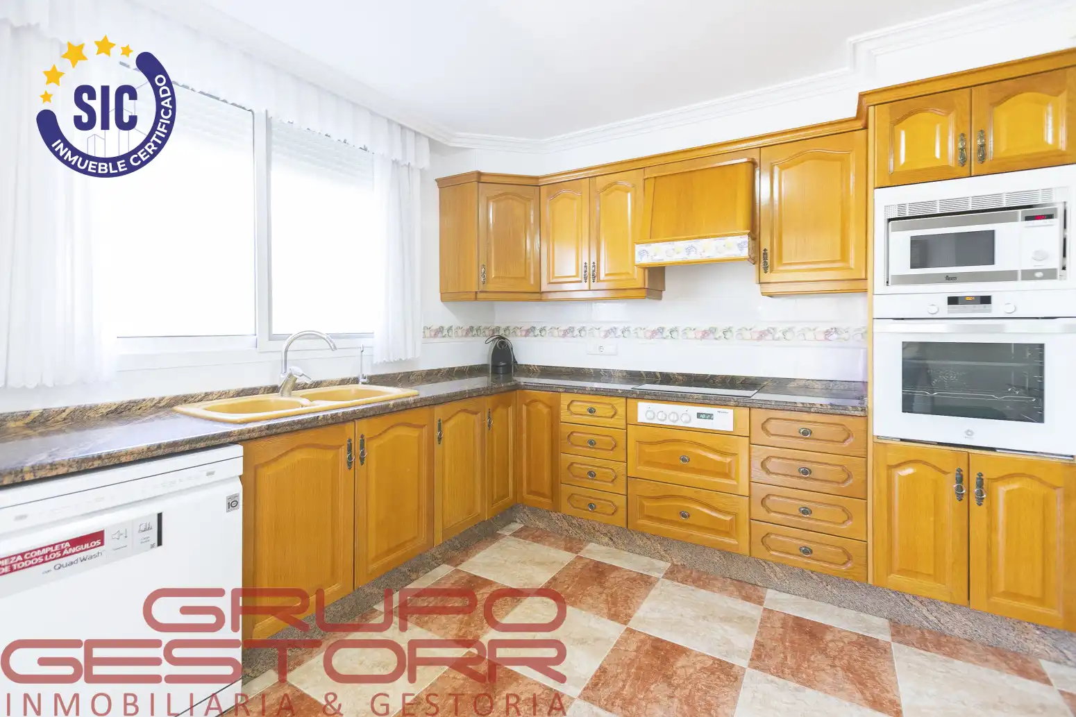Cocina de Casa o chalet en venta en Valencia con Aire acondicionado, Calefacción y Jardín privado