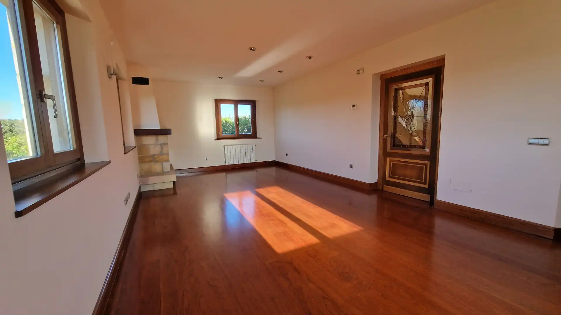 Sala d'estar de Casa o xalet en venda en Gijón  amb Calefacció, Jardí privat i Parquet