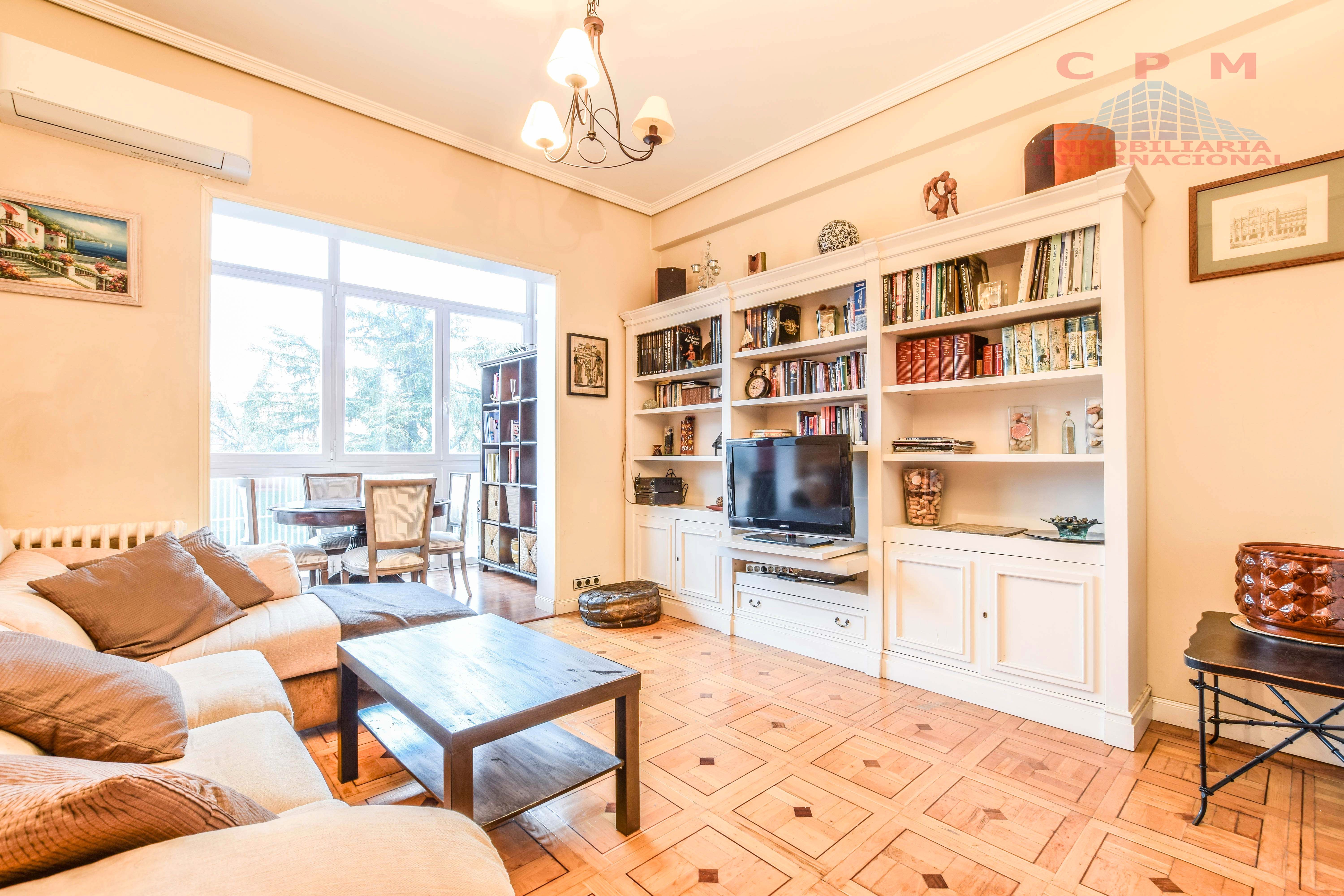 Living room of Flat to rent in  Madrid Capital  with Air Conditioner, Heating and Parquet flooring