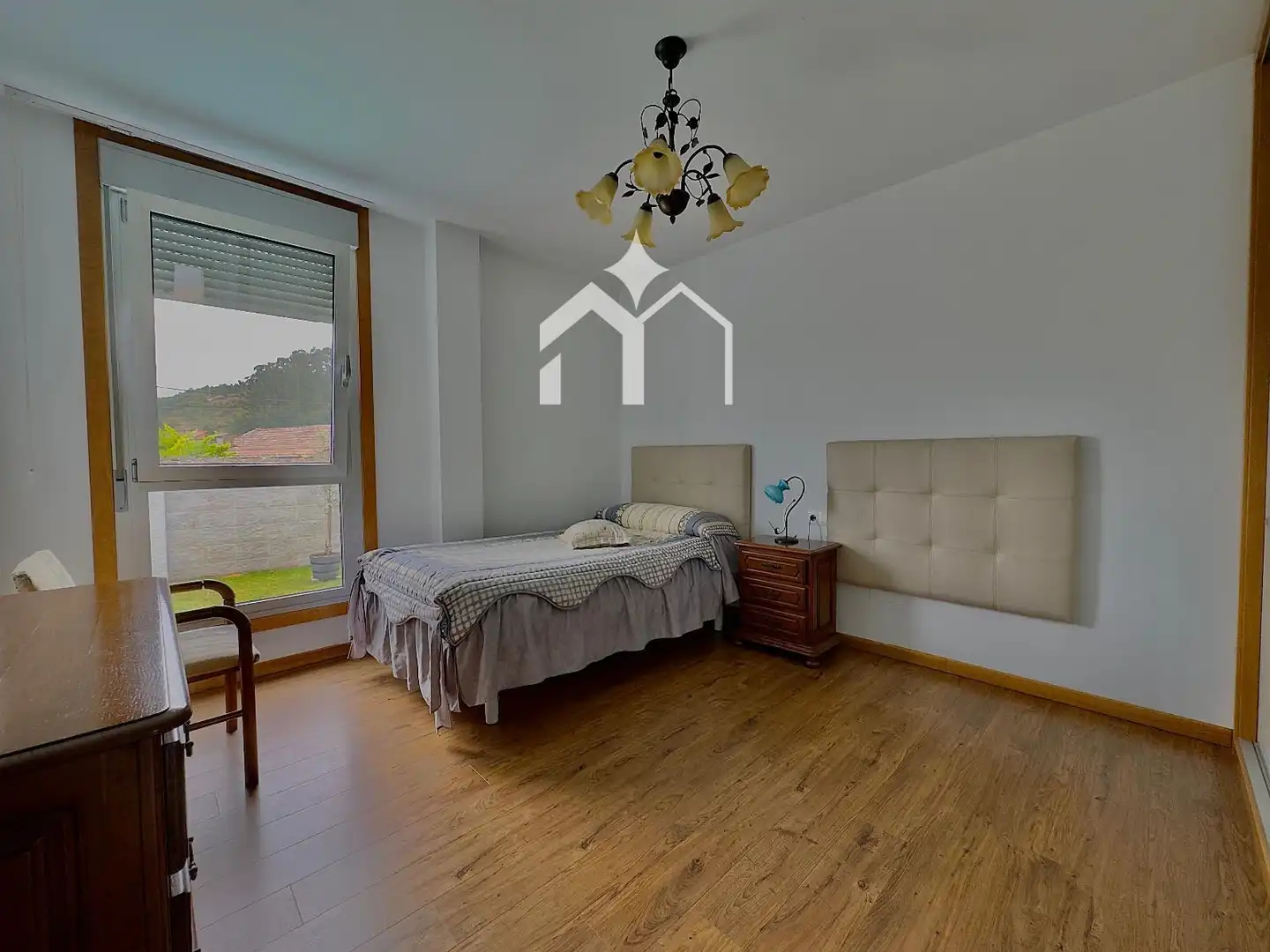 Dormitori de Casa o xalet en venda en Cangas  amb Calefacció, Parquet i Terrassa