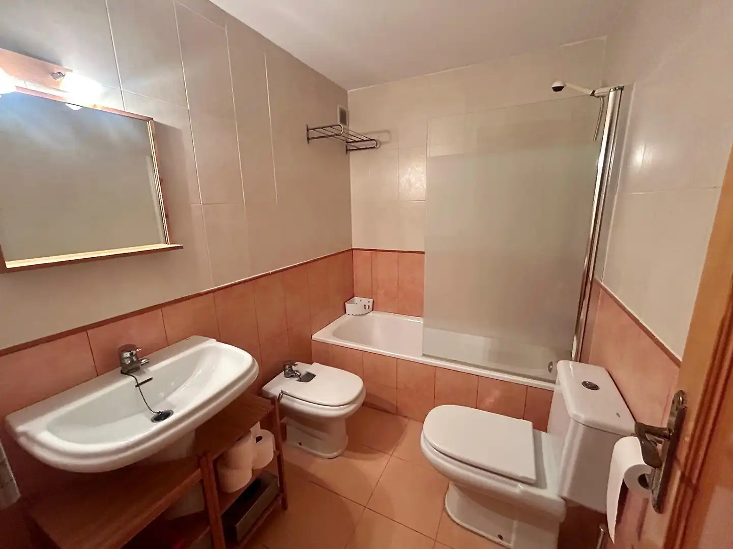 Baño de Piso en venta en Roquetas de Mar con Terraza, Amueblado y Piscina comunitaria