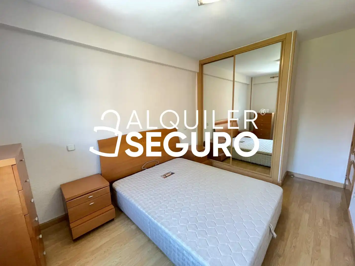 Dormitori de Pis de lloguer en Madrid amb Aire condicionat, Calefacció i Terrassa