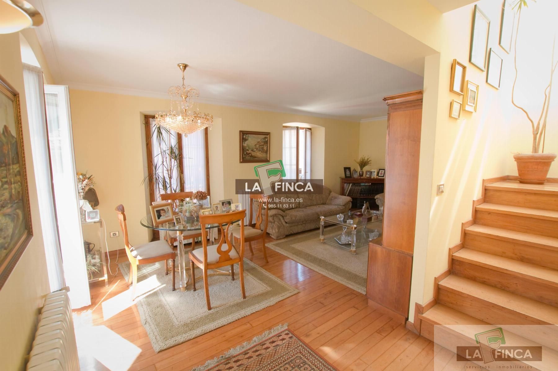 Sala d'estar de Casa o xalet en venda en Pravia amb Calefacció, Parquet i Moblat
