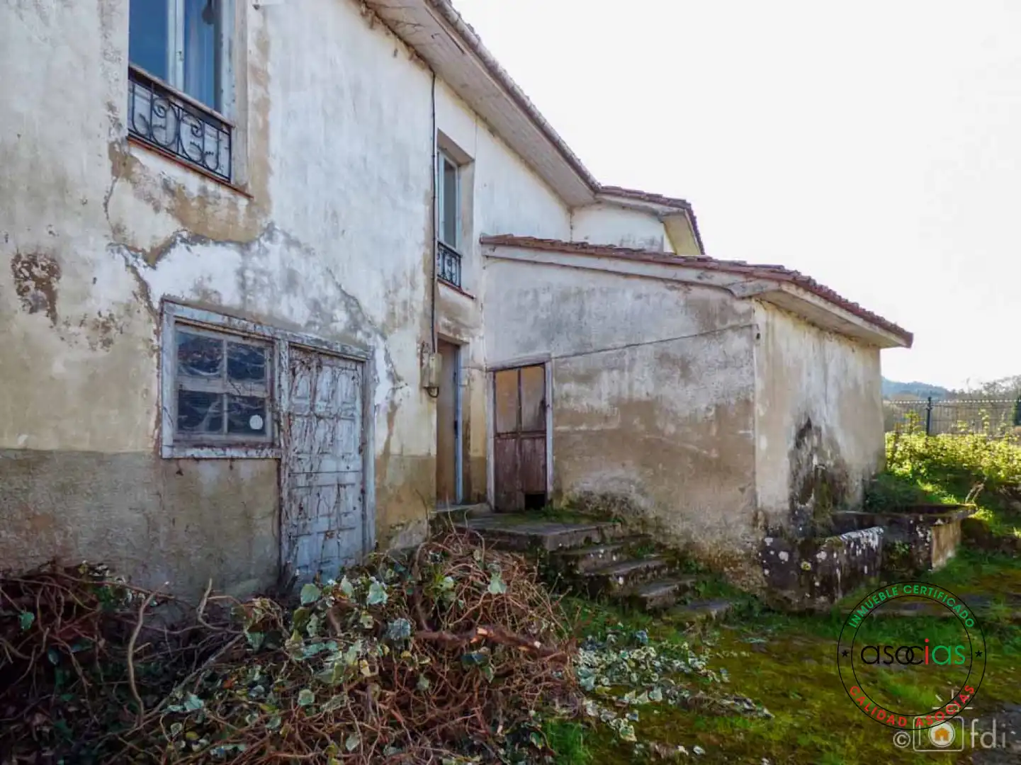 Außenansicht von Einfamilien-Reihenhaus zum Verkauf in Pravia mit Abstellraum