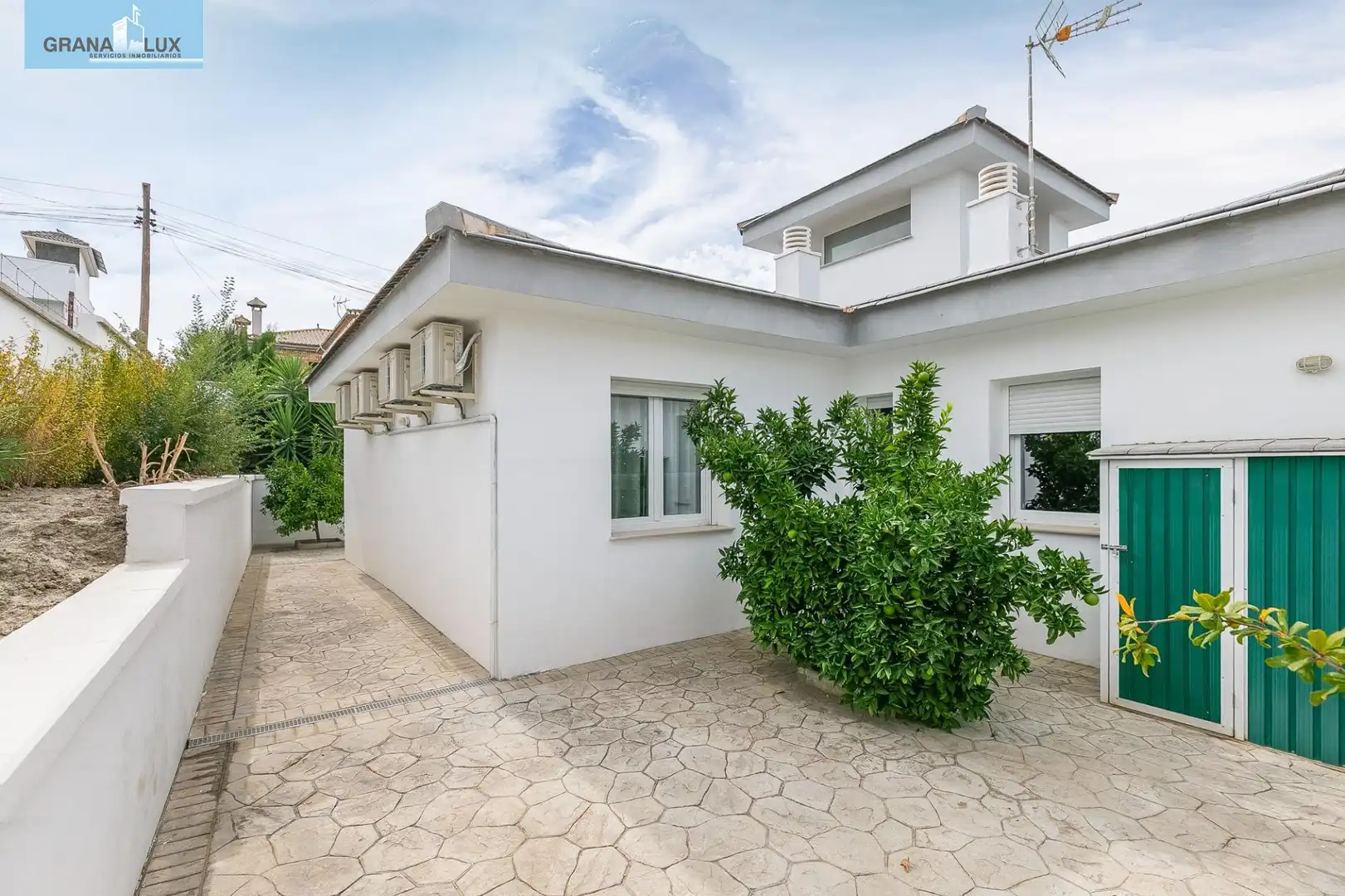 Vista exterior de Casa o chalet en venta en Churriana de la Vega con Aire acondicionado, Jardín privado y Piscina