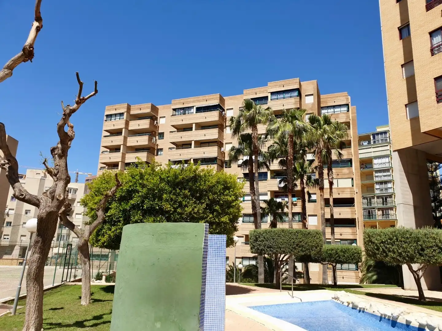 Vista exterior de Apartament en venda en Finestrat amb Jardí privat i Piscina