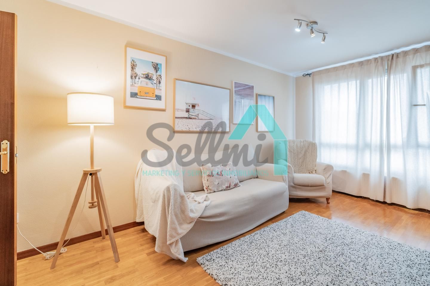 Living room of Flat to rent in Oviedo   with Heating, Parquet flooring and Furnished