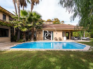 Casa amb piscina en venda a Passeig de Vilanova