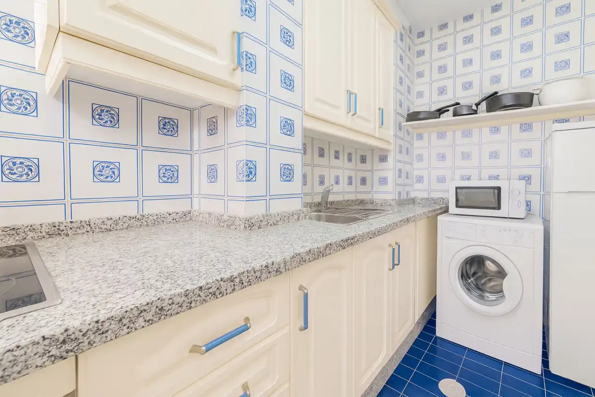 Cuina de Apartament en venda en Marbella amb Aire condicionat, Moblat i Piscina comunitària