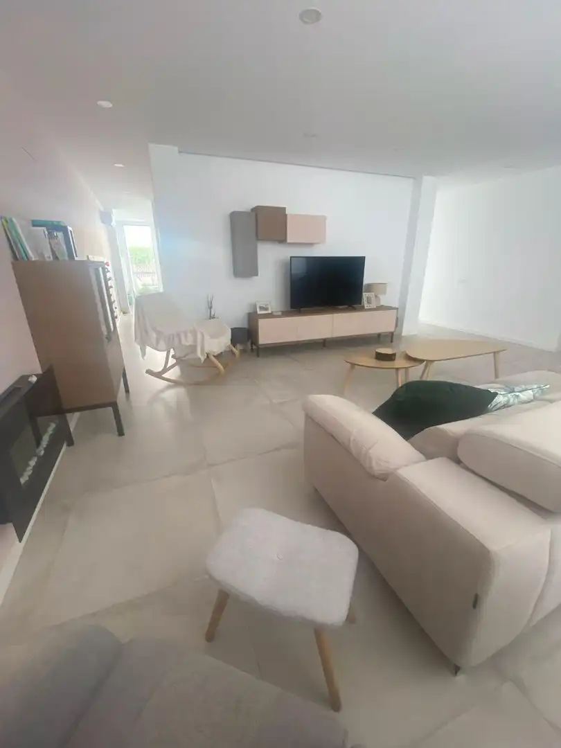 Sala d'estar de Casa o xalet en venda en Cuevas de San Marcos amb Aire condicionat, Calefacció i Jardí privat