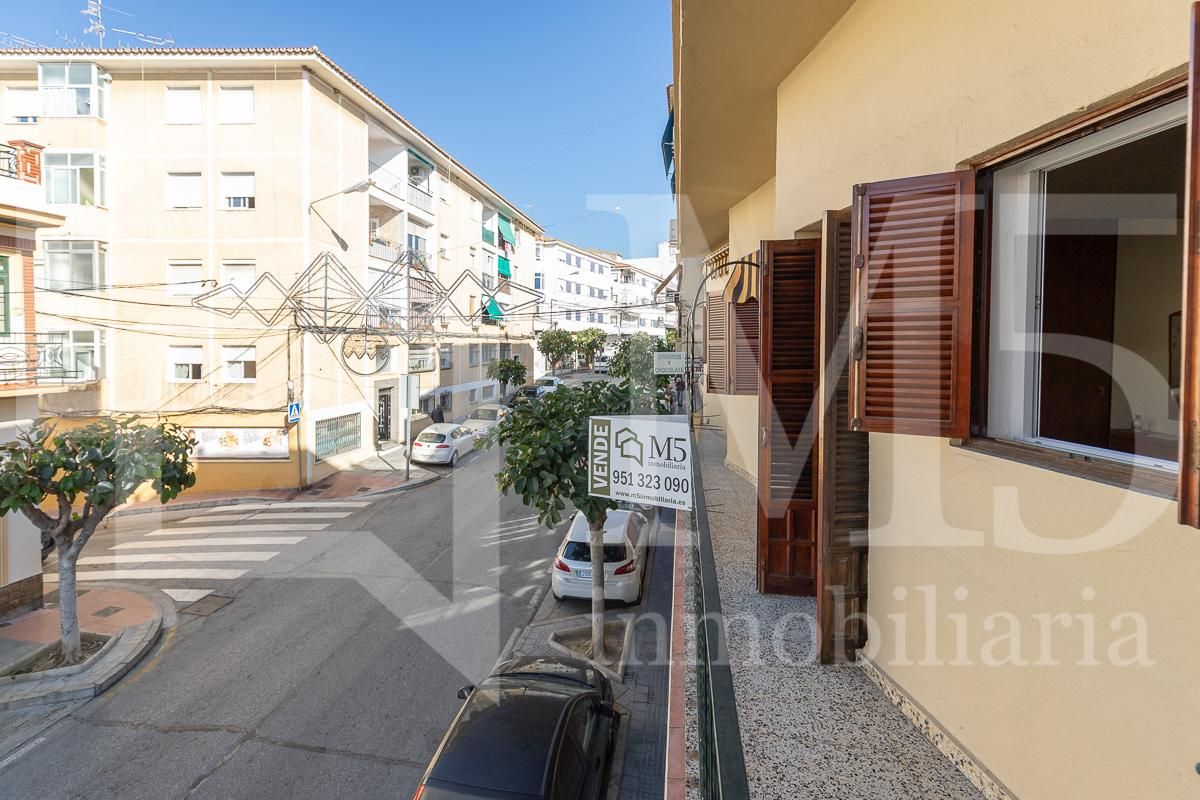 Vista exterior de Casa o xalet en venda en Vélez-Málaga amb Aire condicionat, Terrassa i Balcó