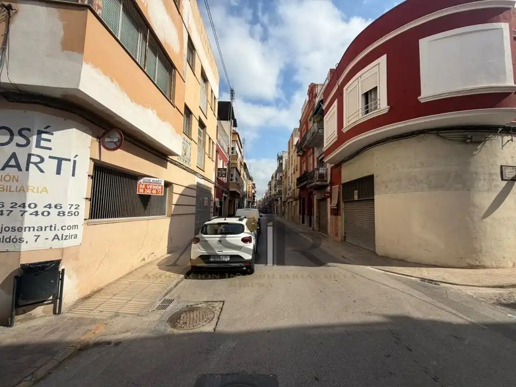 Exterior view of Commercial properties for sale in Casc Urbà