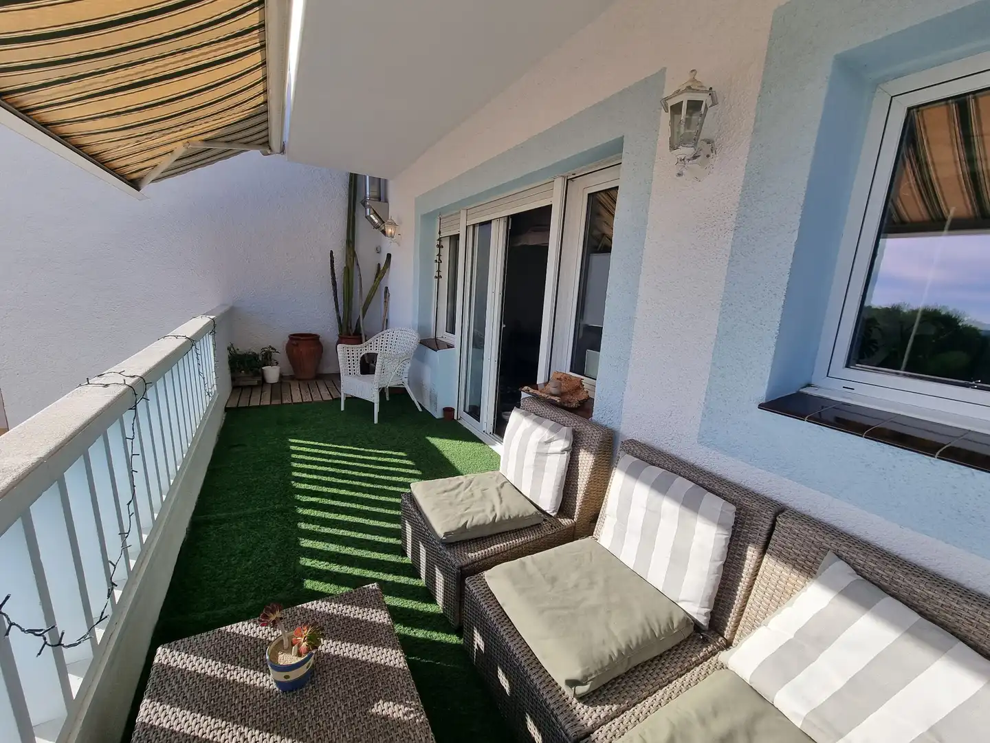 Terrasse von Einfamilien-Reihenhaus zum Verkauf in Roses mit Klimaanlage, Heizung und Privatgarten