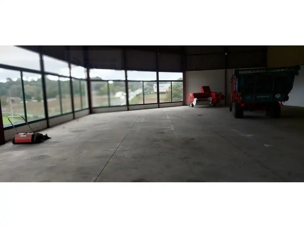 Parkplatz von Fabrikhallen zur Miete in Silleda