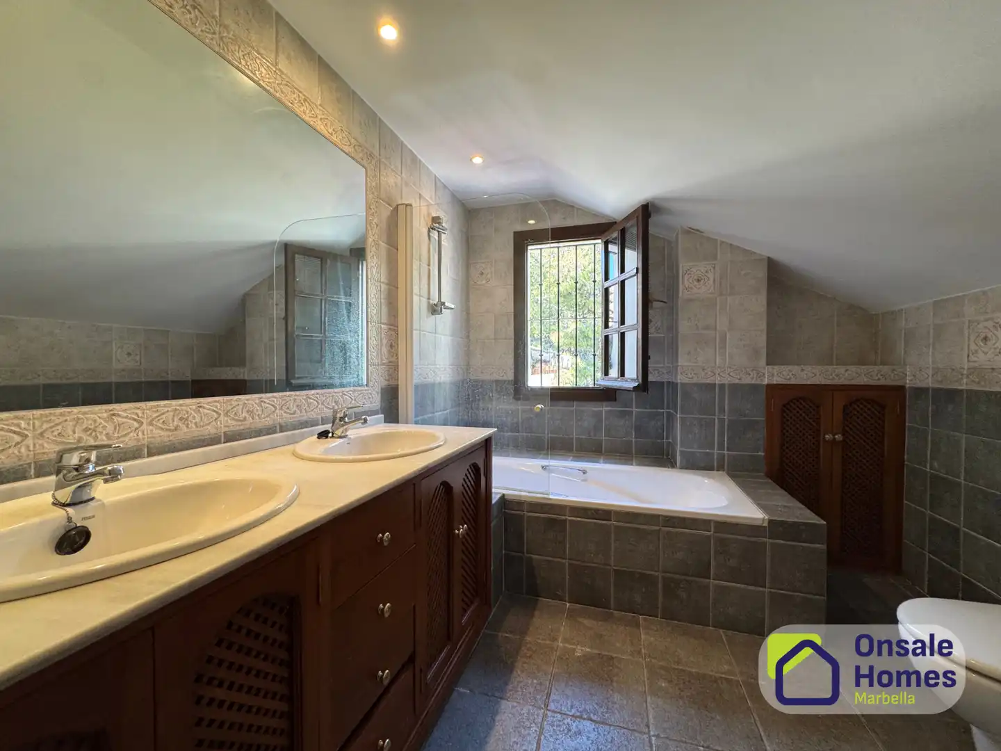 Baño de Casa adosada en venta en Marbella con Terraza, Balcón y Alarma