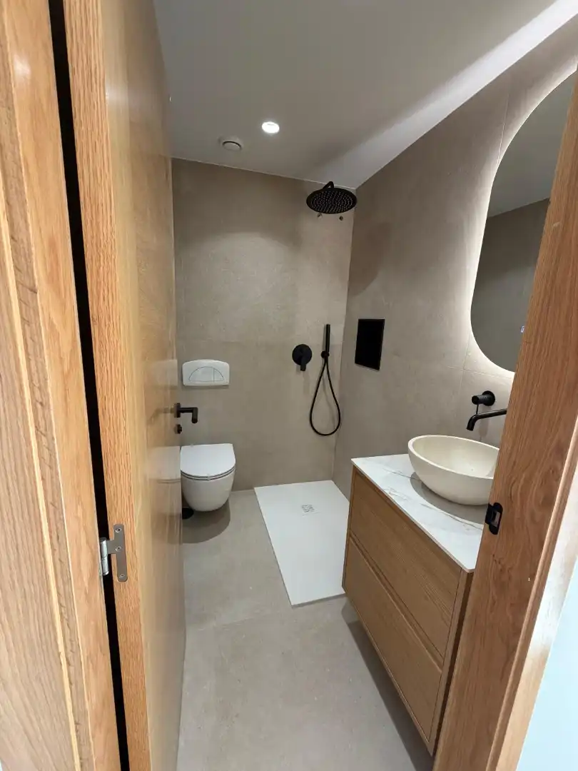 Badezimmer von Wohnung zum Verkauf in A Illa de Arousa  mit Heizung, Parkett und Ofen