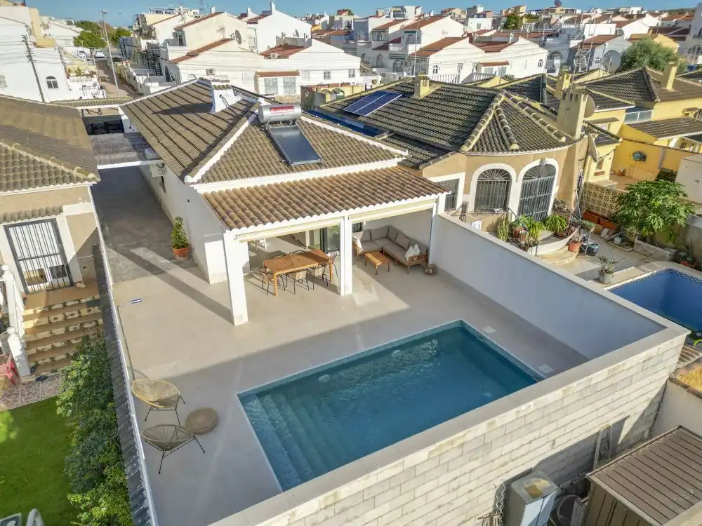 Casa aparellada amb piscina en venda a Zona Carrefour - Urbanizaciones