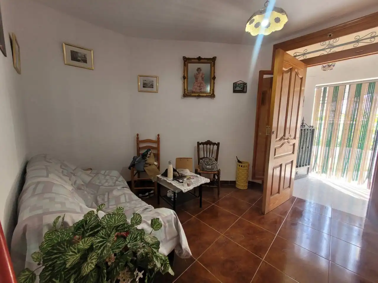 Sala d'estar de Casa o xalet en venda en Baza amb Jardí privat, Terrassa i Moblat