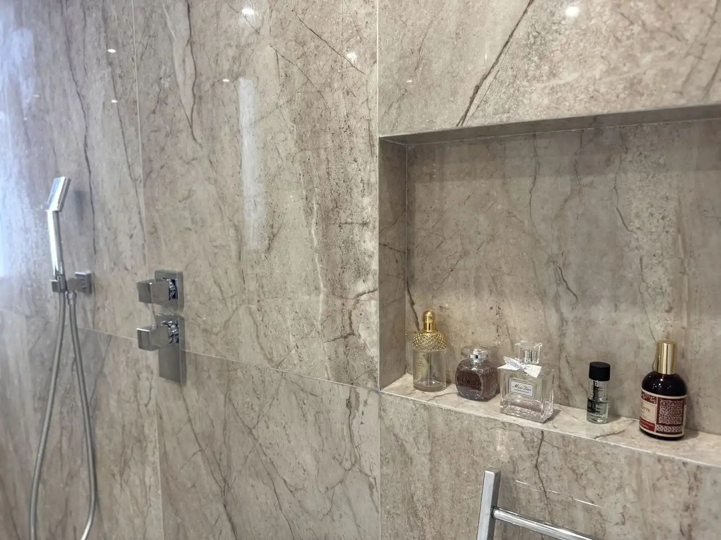 Bathroom of Flat for sale in Benahavís  with Air Conditioner, Terrace and Furnished