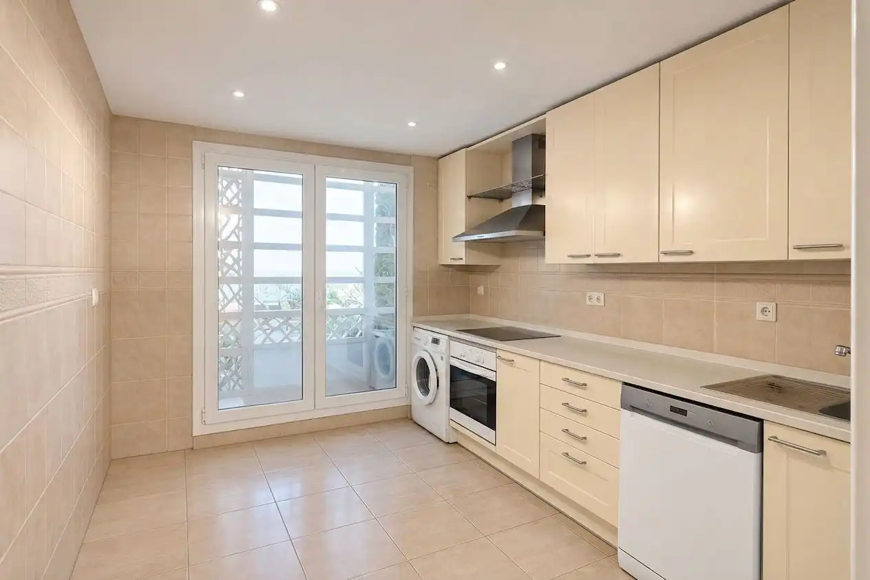 Cocina de Apartamento en venta en Marbella con Aire acondicionado, Calefacción y Jardín privado