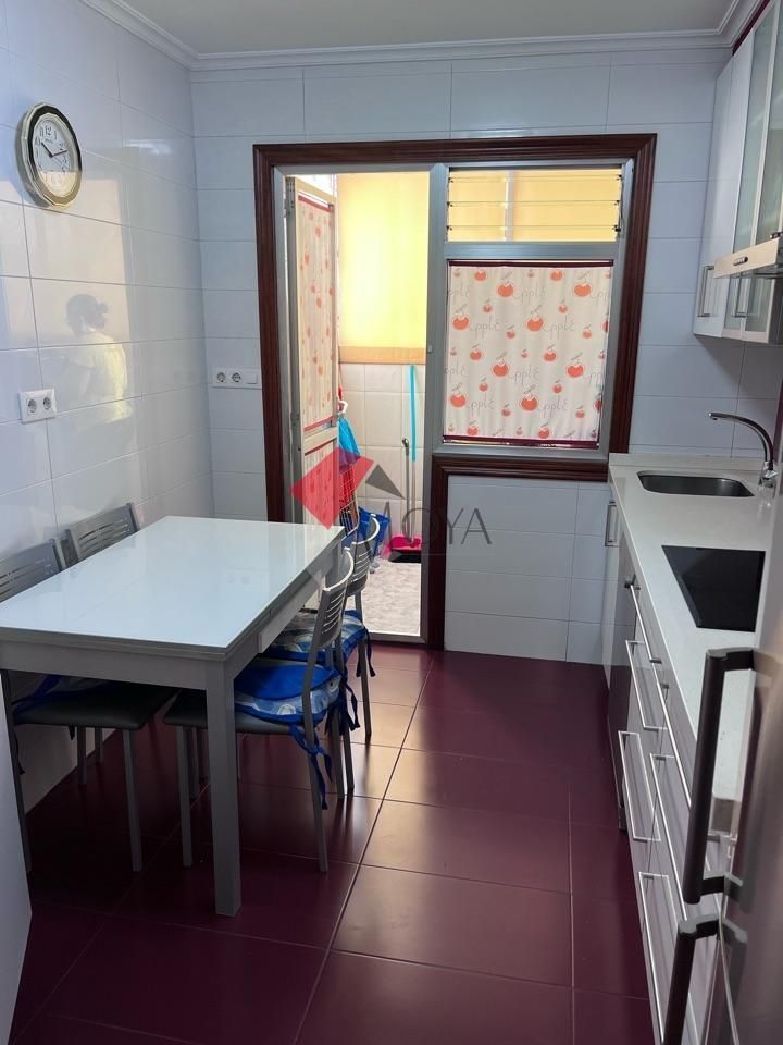Cuina de Apartament en venda en Vigo  amb Calefacció, Terrassa i Moblat