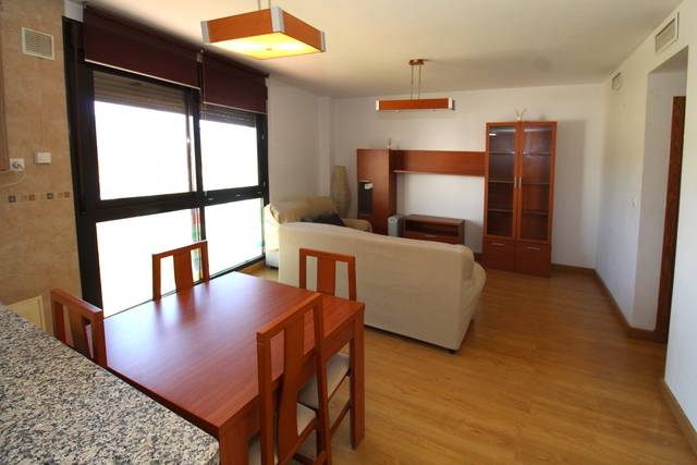 Piso en Venta en Avenida Príncipe de Asturias en Juzgados - La Feria