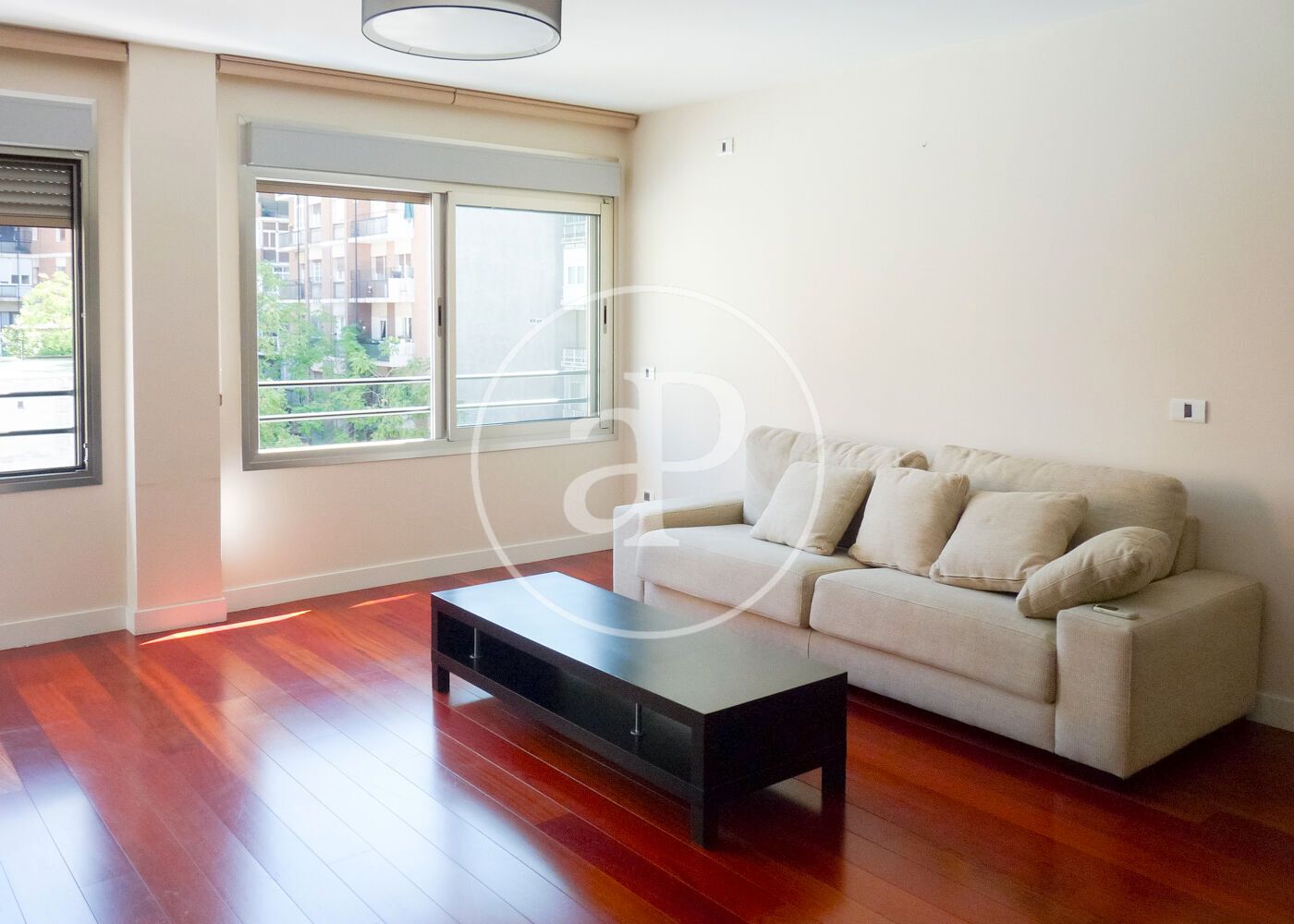 Sala d'estar de Pis en venda en  Madrid Capital amb Aire condicionat, Calefacció i Piscina comunitària