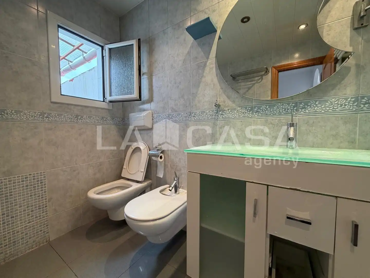 Badezimmer von Dachboden zum Verkauf in Centre