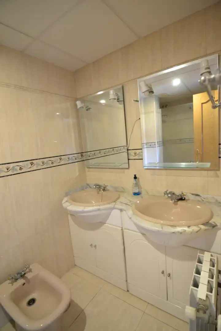 Badezimmer von Einfamilien-Reihenhaus zur Miete in Plasencia mit Klimaanlage, Heizung und Terrasse