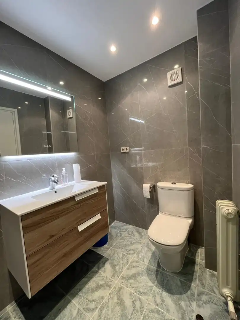 Badezimmer von Wohnung zum Verkauf in Barcelona mit Klimaanlage, Heizung und Parkett