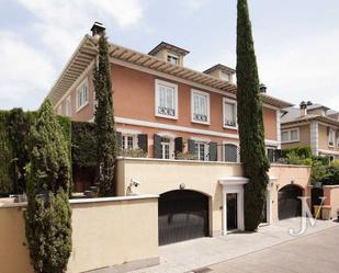 Vista exterior de Casa adosada de lloguer en  Madrid Capital amb Aire condicionat, Calefacció i Jardí privat